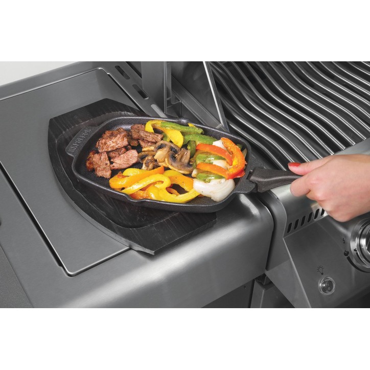 PLATEAU DE CUISSON SIZZLE EN FONTE AVEC SOUS-PLAT NAPOLEON PLATEAU DE CUISSON SIZZLE EN FONTE AVEC SOUS-PLAT NAPOLEON