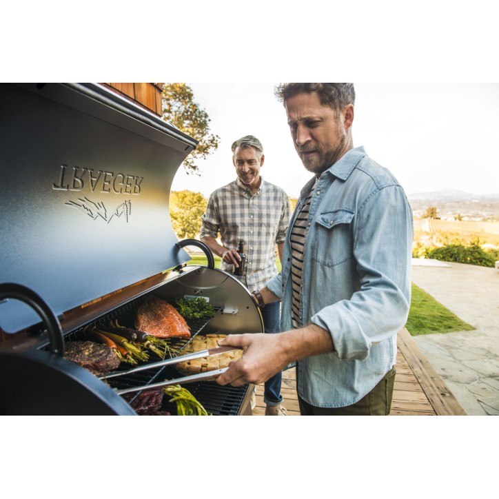 PELLET BARBECUE TRAEGER IRONWOOD 885 + COVER + FRONT SHELF AS A GIFT PELLET BARBECUE TRAEGER IRONWOOD 885 + COVER + FRONT SHELF AS A GIFT